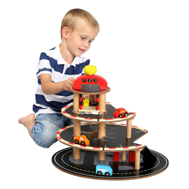 Drvena garaža s tri etaže i dizalom